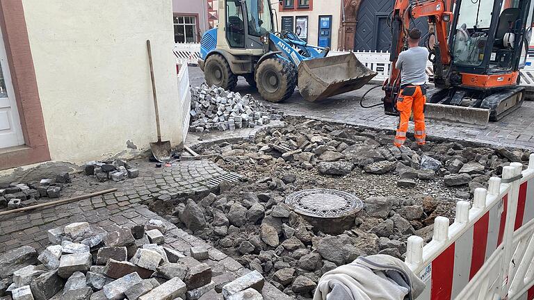 In der Hauptstraße in Karlstadt werden seit Montag Sanierungsmaßnahmen durchgeführt. In der Hauptstraße in Karlstadt werden seit Montag Sanierungsmaßnahmen durchgeführt.
