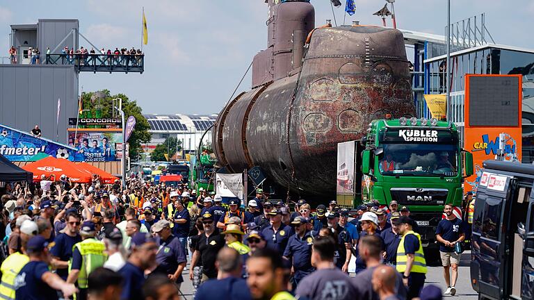 Ankunft des früheren Marine-U-Boots U17       -  Das Marine-U-Boot U17 kommt in Sinsheim an.