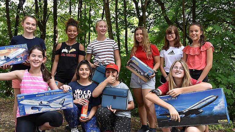 Stationenspiel gewonnen, Preise in der Tasche: Die &bdquo;großen Mädels&rdquo; dürfen demnächst Flugzeuge basteln.