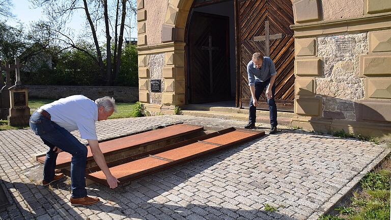 Verschlossen ist vor der Gruftkapelle die Treppe hinunter zur Gruft der Familien von Münster. Der bisherige Bürgermeister Arthur Arnold (links) und Johannes Krüger öffnen die schwere Tür.