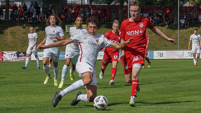 Joshua Endres (rechts), vor der Saison gekommen von Rot-Weiss Essen, hat sich als laut Trainer Victor Kleinhenz als 'Riesen-Verstärkung' für den TSV Aubstadt erwiesen. Joshua Endres (rechts), vor der Saison gekommen von Rot-Weiss Essen, hat sich als laut Trainer Victor Kleinhenz als 'Riesen-Verstärkung' für den TSV Aubstadt erwiesen.