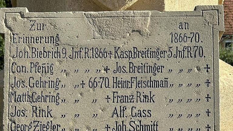 Die Namen der gefallenen Soldaten sind auf einer Tafel eingemeißelt. Die Namen wurden nun wieder mit schwarzer Farbe kenntlich gemacht. - Die Namen der gefallenen Soldaten sind auf einer Tafel eingemeißelt. Die Namen wurden nun wieder mit schwarzer Farbe kenntlich gemacht. Die Namen der gefallenen Soldaten sind auf einer Tafel eingemeißelt. Die Namen wurden nun wieder mit schwarzer Farbe kenntlich gemacht. - Die Namen der gefallenen Soldaten sind auf einer Tafel eingemeißelt. Die Namen wurden nun wieder mit schwarzer Farbe kenntlich gemacht.