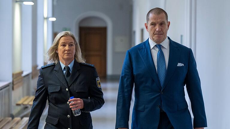 Prozess Pechstein um Schadenersatz       -  Claudia Pechstein und ihr Lebensgefährte Matthias Große auf dem Weg zum Gerichtssaal.