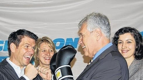Kampfgeist: Glos führt bei der Bezirksversammlung der Jungen Union in Hammelburg (Lkr. Bad Kissingen) ein Scheinduell mit JU-Bezirkschef Steffen Vogel. Kampfgeist: Glos führt bei der Bezirksversammlung der Jungen Union in Hammelburg (Lkr. Bad Kissingen) ein Scheinduell mit JU-Bezirkschef Steffen Vogel.