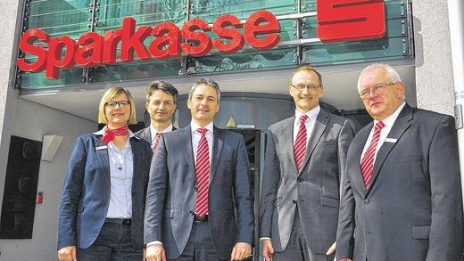 Zogen Bilanz: Mit dem Geschäftsergebnis der Sparkasse Ostunterfranken im Jahr 2014 zeigten sich (von links) Silke Brochloß-Gerner, Leiterin Kommunikation, Vorstandsvertreter Thomas Schmitt, der Vorstandsvorsitzende Peter Schleich, Vorstandsmitglied Andreas Linder und Vorstandsvertreter Norbert Geier sehr zufrieden. Zogen Bilanz: Mit dem Geschäftsergebnis der Sparkasse Ostunterfranken im Jahr 2014 zeigten sich (von links) Silke Brochloß-Gerner, Leiterin Kommunikation, Vorstandsvertreter Thomas Schmitt, der Vorstandsvorsitzende Peter Schleich, Vorstandsmitglied Andreas Linder und Vorstandsvertreter Norbert Geier sehr zufrieden.