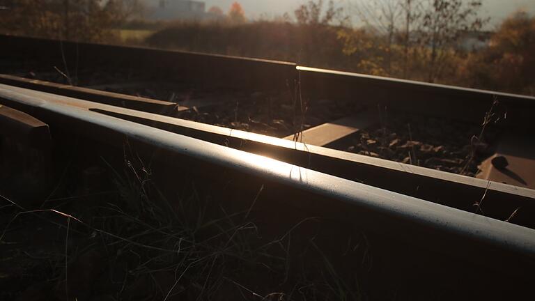 Im Hintergrund des Bahngleises im Lohrer Industriegebiet Süd liegt die rund 18.000 Quadratmeter große Fläche, die die Stadt von Rexroth gekauft hat. Auf ihr sollen nun Unternehmen zum größtmöglichen Nutzen der Stadt angesiedelt werden. Im Hintergrund des Bahngleises im Lohrer Industriegebiet Süd liegt die rund 18.000 Quadratmeter große Fläche, die die Stadt von Rexroth gekauft hat. Auf ihr sollen nun Unternehmen zum größtmöglichen Nutzen der Stadt angesiedelt werden.