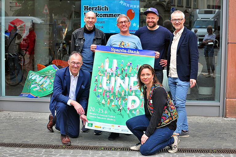 Vorfreude auf das 31. 'Umsonst &amp; Draussen' schon bei der Pressekonferenz: im Bild (hinten v.l.n.r.) Ralf Duggen, Peter Grether, Ingolf Stöcker, Tilman Hampl (alle U&amp;D-Verein) sowie (vorne von links) Ruthard Sämann (Vertriebsleiter Sparda Bank) und Katharina Schmidt (U&amp;D-Verein).