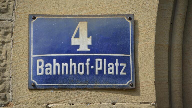 Am Bahnhof-Platz in Kitzingen liegt einiges im Argen. Am Bahnhof-Platz in Kitzingen liegt einiges im Argen.