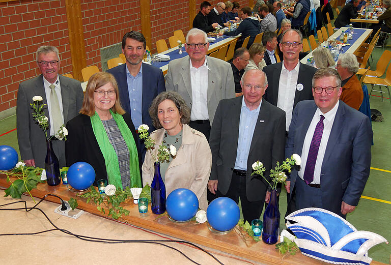 Die Grußredner beim Festkommers zum 75-jährigen Bestehen der DJK-TG Hausen in der sportlich dekorierten Jahnhalle (von links): DJK-Diözesanvorsitzender Edgar Lang, die stellvertretende Landrätin Karen Heußner, Bürgermeister Bernd Schraud, Landtagsabgeordnete Kerstin Celina, DJK-Werntalkreisvorsitzender Norbert Wendel, BLSV-Kreisvorsitzender Burkard Losert, Sportvereinsvorsitzender Siegmar Treffny und Landtagsabgeordneter Volkmar Halbleib.