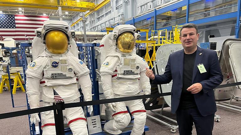 Heil bei der Nasa       -  Drei Gestalten: Hubertus Heil mit Raumanzügen.