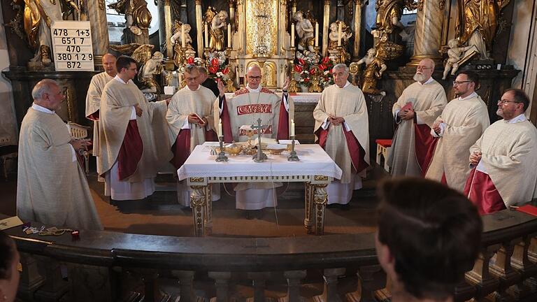 Bischof Franz Jung (Mitte) feierte einen Pontifikalgottesdienst. Von links: Bruder Josef Fischer, Diakon Ulrich Wagenhäuser, Provinizialminster Bruder Andreas Murk, Pfarrer Matthias Lotz, Bruder Franz-Maria Endres, Bruder Markus Thür, Bruder Stefan Walser und Monsignore Josef Treutlein.