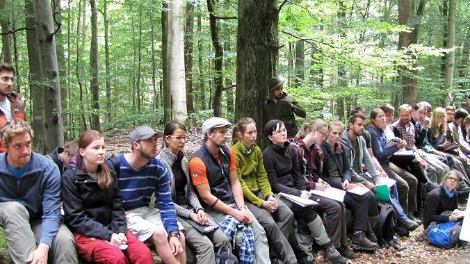 Hörsaal Wald: Über die Buchenwälder und das vom Forstbetrieb Ebrach praktizierte Naturschutzkonzept informierten sich dieser Tage wie hier in dem zum umstrittenen Schutzgebiet „Der Hohe Buchene Wald im Ebracher Forst“ gehörenden Naturwaldreservat Waldhaus vor Ort Forstwissenschaftsstudenten der Technischen Universität München. Sie waren mit Waldbauprofessor Reinhard Mosandl (links) in den Steigerwald gekommen. Geführt wurden sie von Forstbetriebsleiter Ulrich Mergner (rechts). Hörsaal Wald: Über die Buchenwälder und das vom Forstbetrieb Ebrach praktizierte Naturschutzkonzept informierten sich dieser Tage wie hier in dem zum umstrittenen Schutzgebiet „Der Hohe Buchene Wald im Ebracher Forst“ gehörenden Naturwaldreservat Waldhaus vor Ort Forstwissenschaftsstudenten der Technischen Universität München. Sie waren mit Waldbauprofessor Reinhard Mosandl (links) in den Steigerwald gekommen. Geführt wurden sie von Forstbetriebsleiter Ulrich Mergner (rechts).