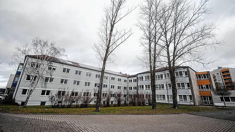 Am westlichen Pflegetrakt der Main-Klinik links im Bild soll der geplante Anbau ansetzen. Baubeginn dafür ist frühestens im Jahr 2018.