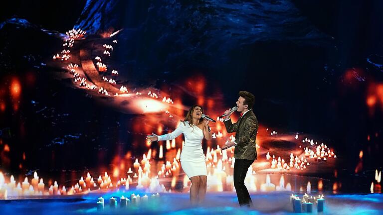 Deutschland sucht den Superstar - Maria Voskania und Sandro Brehorst im Duett in der dritten Mottoshow von DSDS.
Alle Infos zu 'Deutschland sucht den Superstar' im Special bei RTL.de: http://www.rtl.de/cms/sendungen/superstar.html Deutschland sucht den Superstar - Maria Voskania und Sandro Brehorst im Duett in der dritten Mottoshow von DSDS.
Alle Infos zu 'Deutschland sucht den Superstar' im Special bei RTL.de: http://www.rtl.de/cms/sendungen/superstar.html