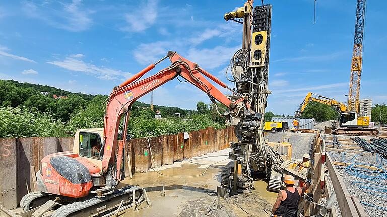 Bis zu 15 Meter lange Gewindestäbe müssen in den Boden eingelassen werden. Dafür sind Vorbohrungen nötig.