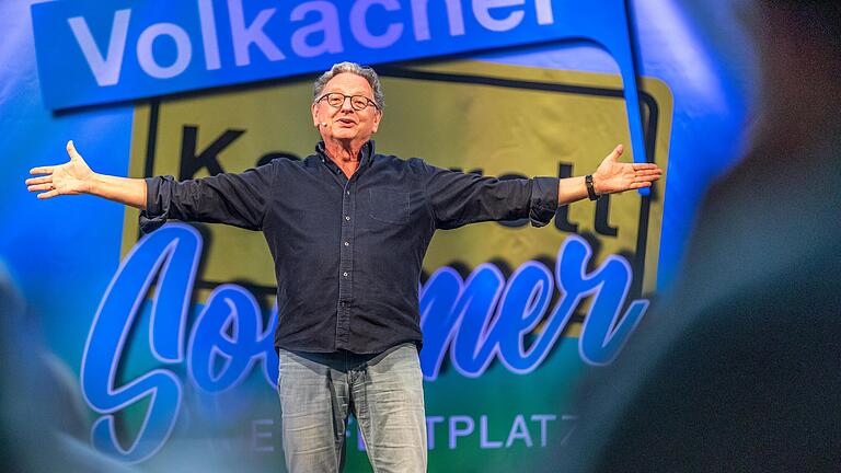 Volkacher Kabarett Sommer: Günter Grünwald       -  Rund 700 Menschen besuchen am Samstag (04.09.21) den 'Volkacher Kabarett Sommer' auf dem Weinfestplatz in Volkach. Mit seinem Programm „Definitiv vielleicht“ gestaltete der Kabarettist Günter Grünwald den Abend kurzweilig und unterhaltsam.