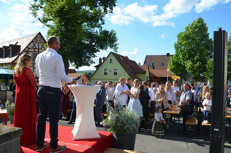 Von den anwesenden Gästen gab es Standing Ovations für die ehemalige Stammheimer Weinprinzessin Annika Moller nach ihrer Verabschiedung. Von den anwesenden Gästen gab es Standing Ovations für die ehemalige Stammheimer Weinprinzessin Annika Moller nach ihrer Verabschiedung.