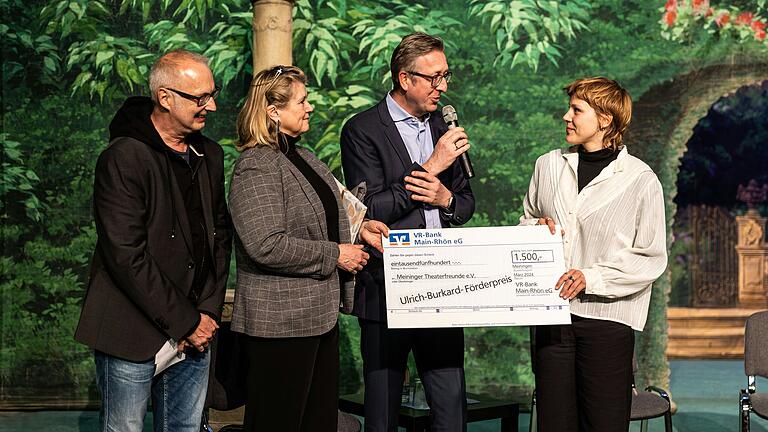 Scheckübergabe (von links): Schauspieldirektor Frank Behnke, Joanna Izdebski (Vorsitzende des Fördervereins Meininger Theaterfreunde), Markus Merz (VR-Bank Main-Rhön) und Preisträgerin Emma Suthe.