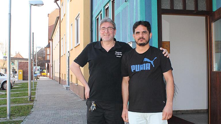 Thomas Heunisch und&nbsp;Shahzad Bhatti stehen vor dem Fränkischen Landgasthof in Uettingen. Bhatti darf seit Januar nicht mehr dort arbeiten.