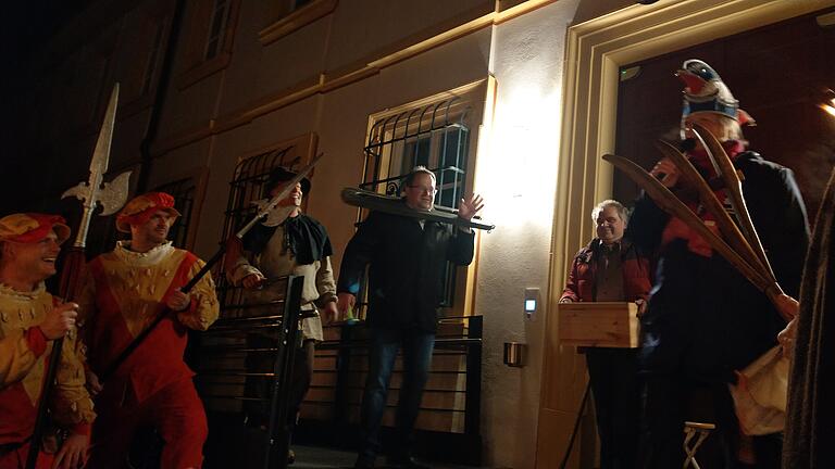 Rathaussturm der Dachdorfer Narren und Inthronisation der Prinzenpaare mit Hilfe des Geyer-Heeres.