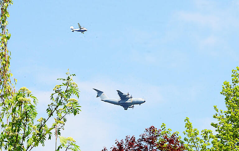 Vor zwei Wochen war sie nur Begleitflugzeug des A400M, am Dienstag setzte die kleine Propellermaschine Fallschirmspringer ab.