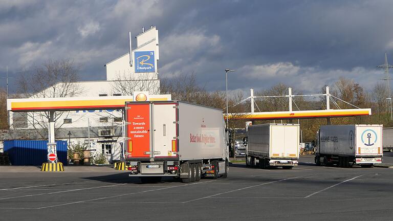Der Euro-Rastpark in Knetzgau will mit einer Umstrukturierung des Lkw-Parkplatzes mehr Stellplätze für die Brummifahrer schaffen. Der Euro-Rastpark in Knetzgau will mit einer Umstrukturierung des Lkw-Parkplatzes mehr Stellplätze für die Brummifahrer schaffen.