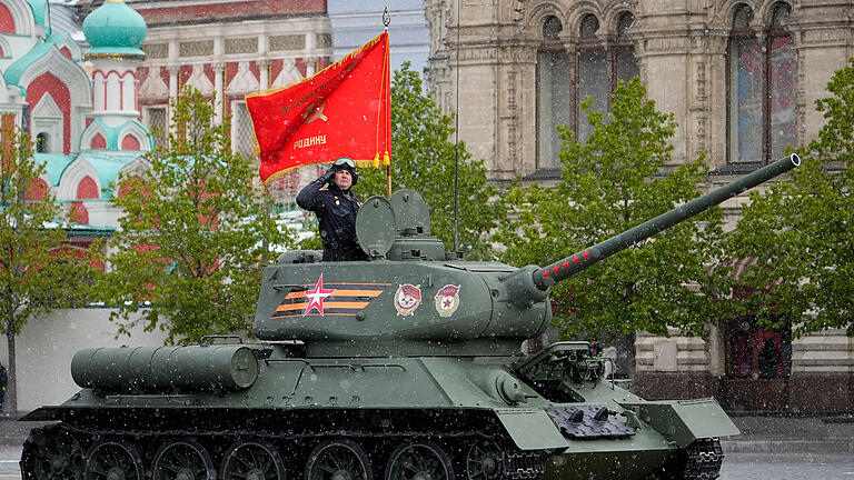 Militärparade zum Tag des Sieges in Russland.jpeg       -  Ein sowjetischer T-34-Panzer mit roter Flagge rollt während der Militärparade zum Tag des Sieges in Moskau.