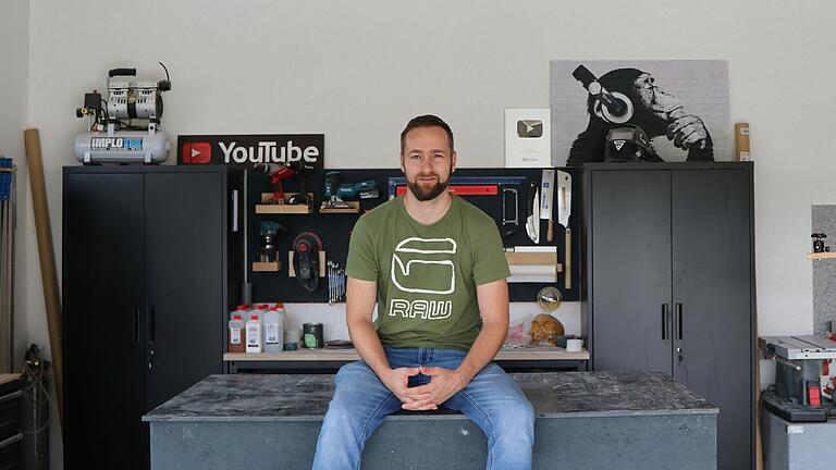 Der YouTuber Frank Turmann in seiner Werkstatt. 'Ich habe aufgeräumt – hier ist es nicht immer so sauber!'