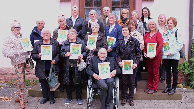 Die Jubelkonfirmanden mit ihren Urkunden vor der St. Johanniskirche.