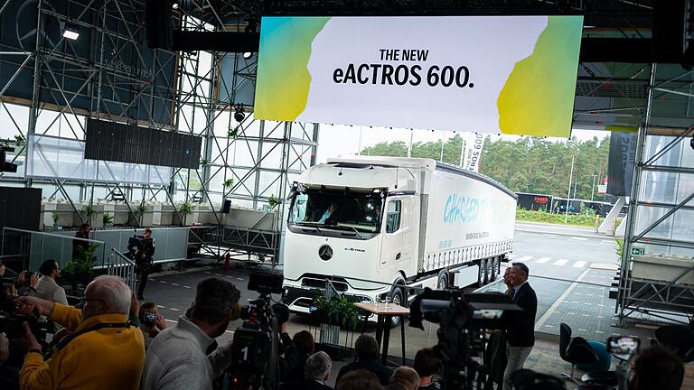 Daimler Truck stellt batterieelektrischen Fernverkehrs-Lkw vor       -  Im Herbst 2023 wurde der neue E-Lkw vorgestellt. Nun ist bei Daimler Truck die Serienfertigung angelaufen. (Archivbild)