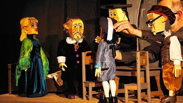 Als Meister seines Fachs präsentierte sich Thomas Glasmeyer (verdeckt) in der Theaterwerkstatt mit seinen Figuren (von links): Theodata von Ehrenberg, Fürstbischof Philipp Adolph von Ehrenberg, Pater Ignaz Gropp, Junker Ernst und Onno Molitor. Als Meister seines Fachs präsentierte sich Thomas Glasmeyer (verdeckt) in der Theaterwerkstatt mit seinen Figuren (von links): Theodata von Ehrenberg, Fürstbischof Philipp Adolph von Ehrenberg, Pater Ignaz Gropp, Junker Ernst und Onno Molitor.