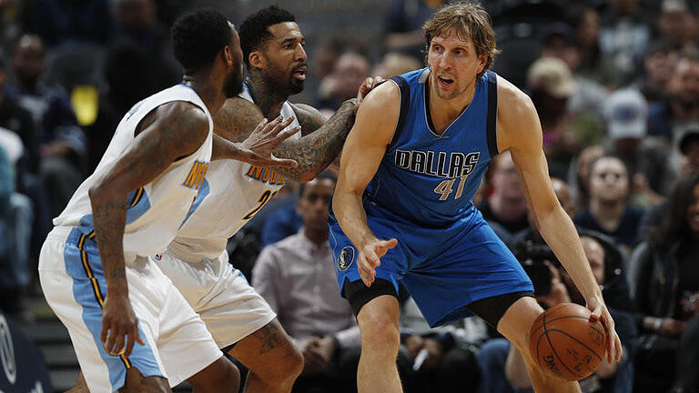 Unterlegen       -  Dirk Nowitzki (r) versucht an Will Barton (l) und Wilson Chandler von den Denver Nuggets vorbeizukommen. Foto: David Zalubowski