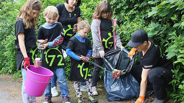 Teamwork bei den &bdquo;Macher-Kids&rdquo; in Haßfurt. Achtlos weggeworfenen Müll sammelten (von links) Nele, Elias, Luise und Zoe mit ihren Betreuerinnen Ramona Achtziger und Barbara Maruschke (rechts).