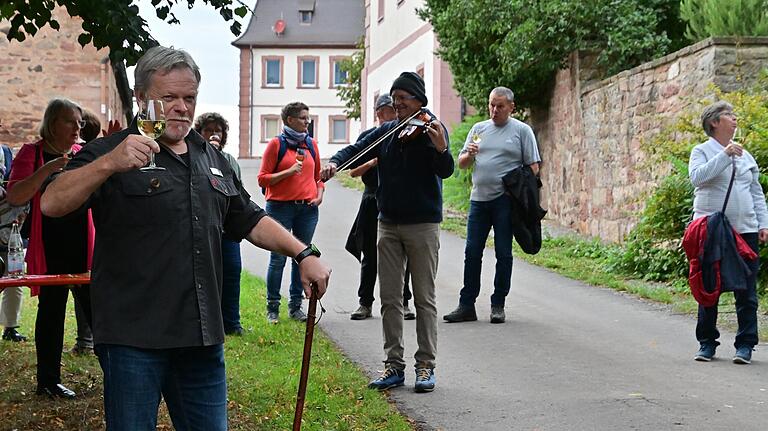 Am Schafshof spielte Violinist Florian Meierott wunderschöne Weisen, während Kurt Lindner (im Vordergrund) die geschichtlichen Zusammenhänge erklärte.