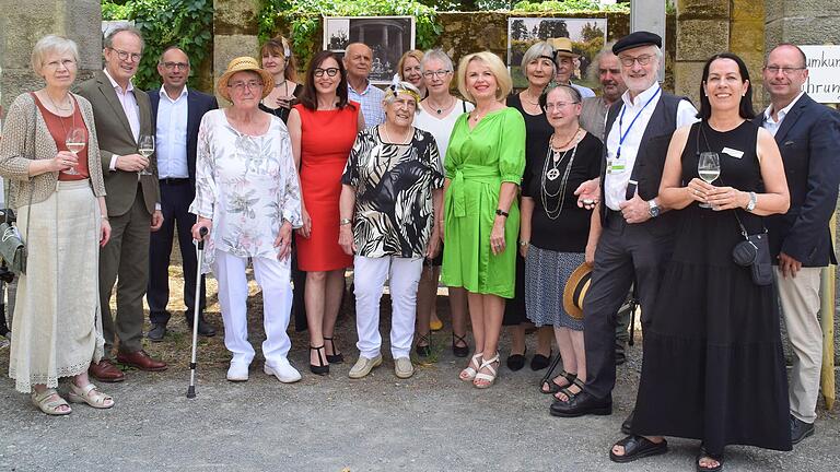 Ehrengäste und Schlossparkführerinnen und -führer stellten sich zum Erinnerungsfoto unter der Pergola zum Gruppenfoto. Ehrengäste und Schlossparkführerinnen und -führer stellten sich zum Erinnerungsfoto unter der Pergola zum Gruppenfoto.