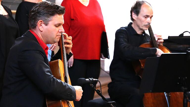 Herausragend in diesem Konzert waren die Soloeinlagen der beiden Instrumentalisten Oliver Thedieck (Gitarre) und Andreas Franzky (Cello), beide auch Lehrer an der Sing- und Musikschule Veitshöchheim, die das Publikum spontan zu 'Bravorufen' hinrissen. Herausragend in diesem Konzert waren die Soloeinlagen der beiden Instrumentalisten Oliver Thedieck (Gitarre) und Andreas Franzky (Cello), beide auch Lehrer an der Sing- und Musikschule Veitshöchheim, die das Publikum spontan zu 'Bravorufen' hinrissen.