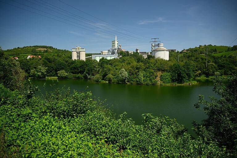 Baden mit Kulisse: Der Klostersee in Trennfeld hat ein eigenwilliges Panorama.