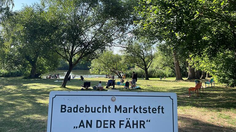 Schattig schön: die Badebucht'An der Fähr' in Marktsteft.