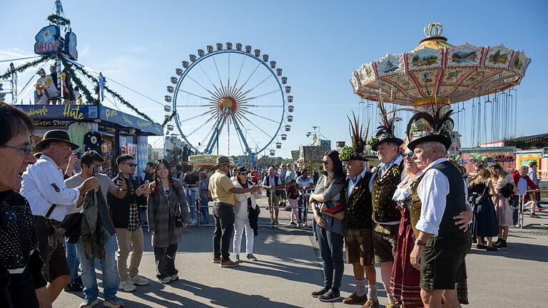 Start 189. Münchner Oktoberfest       -  Gute Stimmung zum Wiesn-Auftakt.