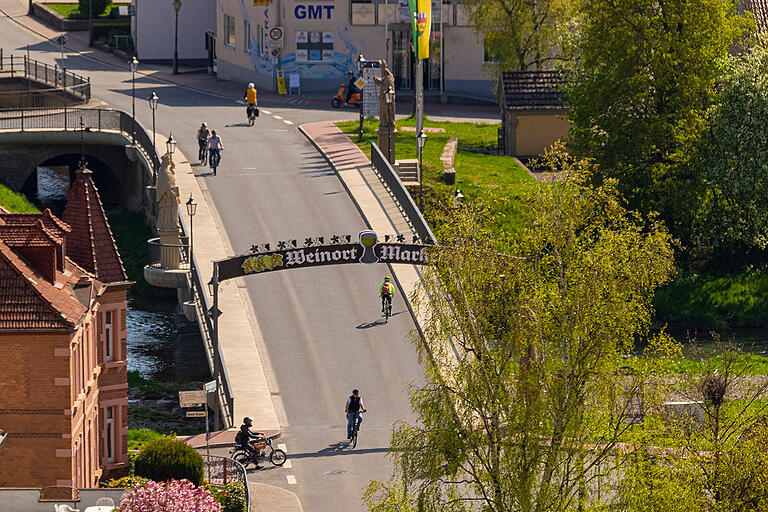 Blick vom Tauberberg auf Markelsheim und die als beispielhaft gewürdigte neue Tauberbrücke.