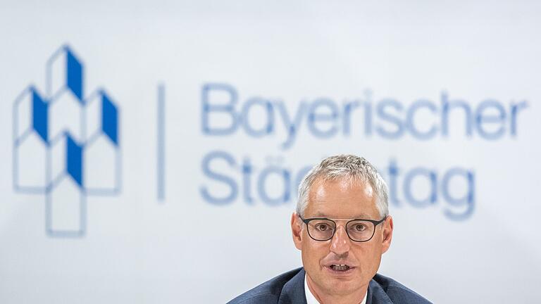 Vorsitzender des Bayerischen Städtetags Markus Pannermayr       -  Der Bayerische Städtetag weist auf eine prekäre finanzielle Lage der Kommunen hin. (Archivbild)