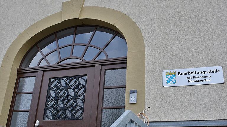 Die ehemalige Landwirtschaftsschule in der Festungsstraße in Bad Königshofen wurde zu einem Bürogebäude umgebaut. Dort arbeitet bereits ein Teil des Finanzamts Nürnberg-Süd. Die ehemalige Landwirtschaftsschule in der Festungsstraße in Bad Königshofen wurde zu einem Bürogebäude umgebaut. Dort arbeitet bereits ein Teil des Finanzamts Nürnberg-Süd.