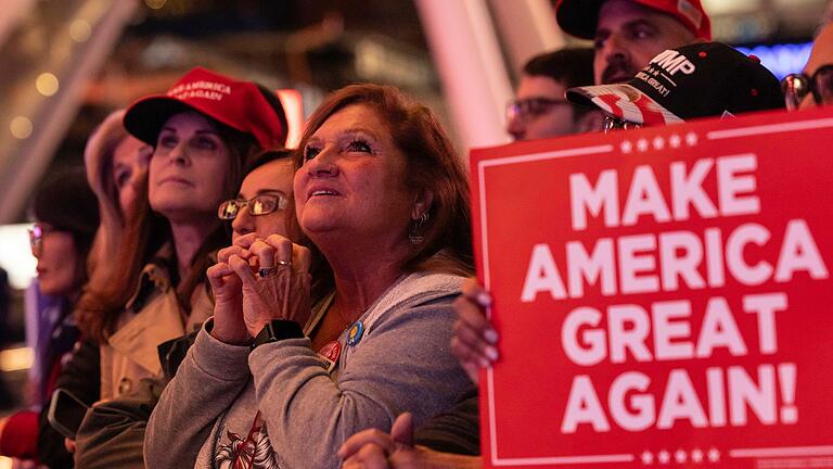 Wahlkampf in den USA - Trump in New York - Trump-Fans bei dessen Rede im Madison Square Garden in New York. Wahlkampf in den USA - Trump in New York - Trump-Fans bei dessen Rede im Madison Square Garden in New York.