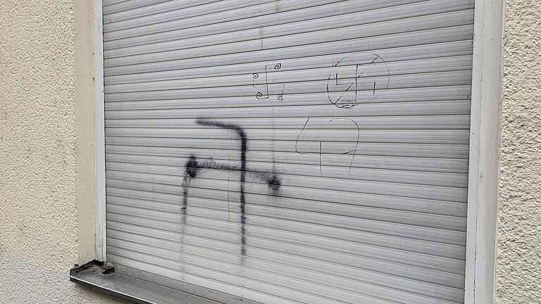 Dass Antisemitismus lange noch nicht Geschichte ist, beweisen Hakenkreuze als Graffito in der Spitalstraße.