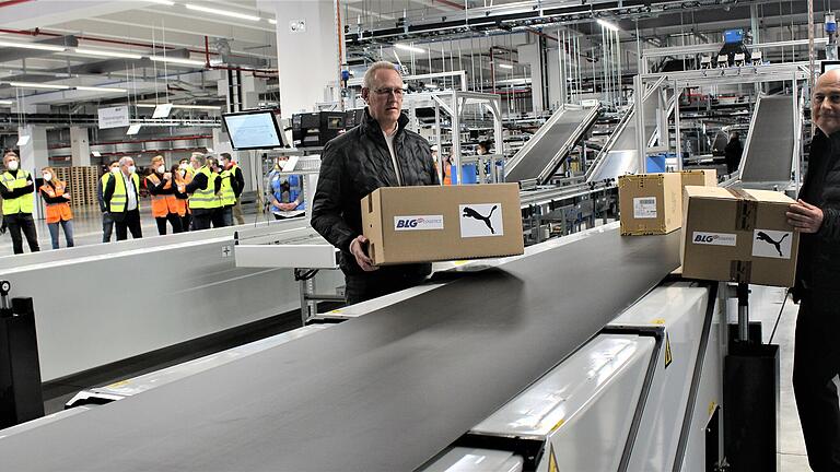 Im April wurde das neue Puma-Lager in Geiselwind in Betrieb genommen. Bei der Eröffnung freuten sich darüber (v. l.): Frank Dreeke (BLG Logistics) und Michael Lämmermann (Puma). Im April wurde das neue Puma-Lager in Geiselwind in Betrieb genommen. Bei der Eröffnung freuten sich darüber (v. l.): Frank Dreeke (BLG Logistics) und Michael Lämmermann (Puma).