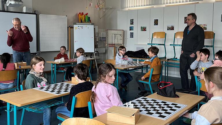 Den Kindern werden die Grundzüge im Schach spielerisch näher gebracht. Den Kindern werden die Grundzüge im Schach spielerisch näher gebracht.