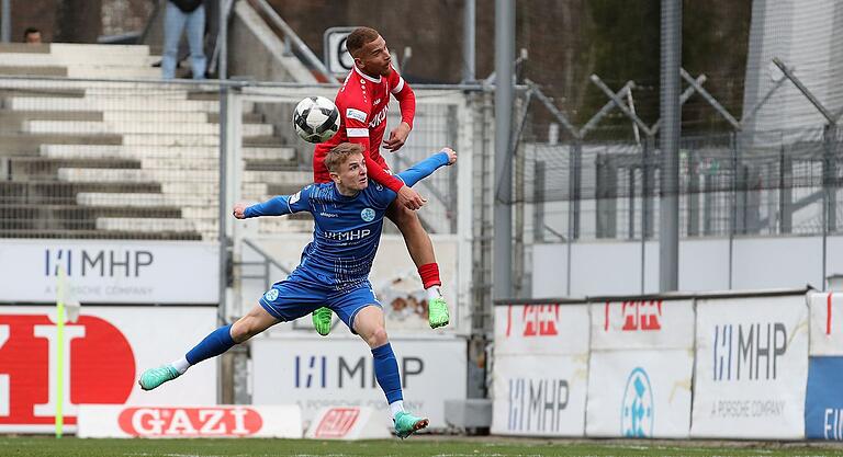 Auch wenn Benyas Solomon Junge-Abiol (hinten) hier höher springt als der Stuttgarter Marian Riedinger konnten sich die Würzburger Kickers am gegnerischen Strafraum selten in Szene setzen. Auch wenn Benyas Solomon Junge-Abiol (hinten) hier höher springt als der Stuttgarter Marian Riedinger konnten sich die Würzburger Kickers am gegnerischen Strafraum selten in Szene setzen.