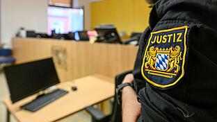 Zehn gesammelte Verfahren laufen gegen einen 36-Jährigen am Landgericht Schweinfurt. Unter anderem soll er in der Innenstadt mehrere Menschen angegriffen und geschlagen haben. (Symbolfoto)