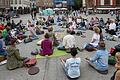 Rund 300 Menschen kommen am Samstag am unteren Markt in Würzburg zusammen, um beim Meditations-Flashmob mal innezuhalten und in der Stille zu verweilen. Die Idee für den Meditations-Flashmob hatte der Würzburger Meditationslehrer Mirko Betz (im rosa T-Shirt).