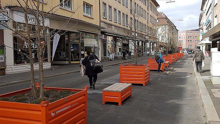 Wanderbäume statt Autos: Mit dem mobilen Grün will die Stadt die neue Fußgängerzone untere Theaterstraße aufwerten.